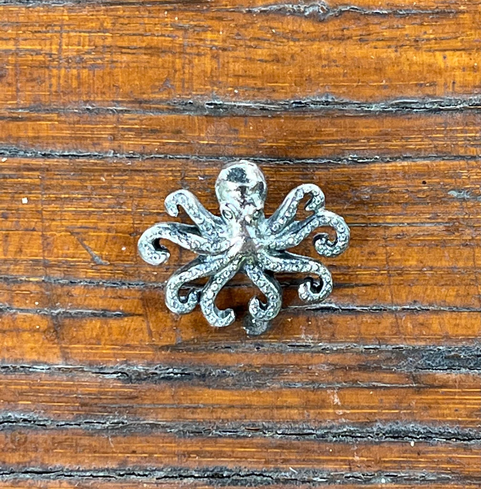 Roman Octopus Pin Badge (JW)