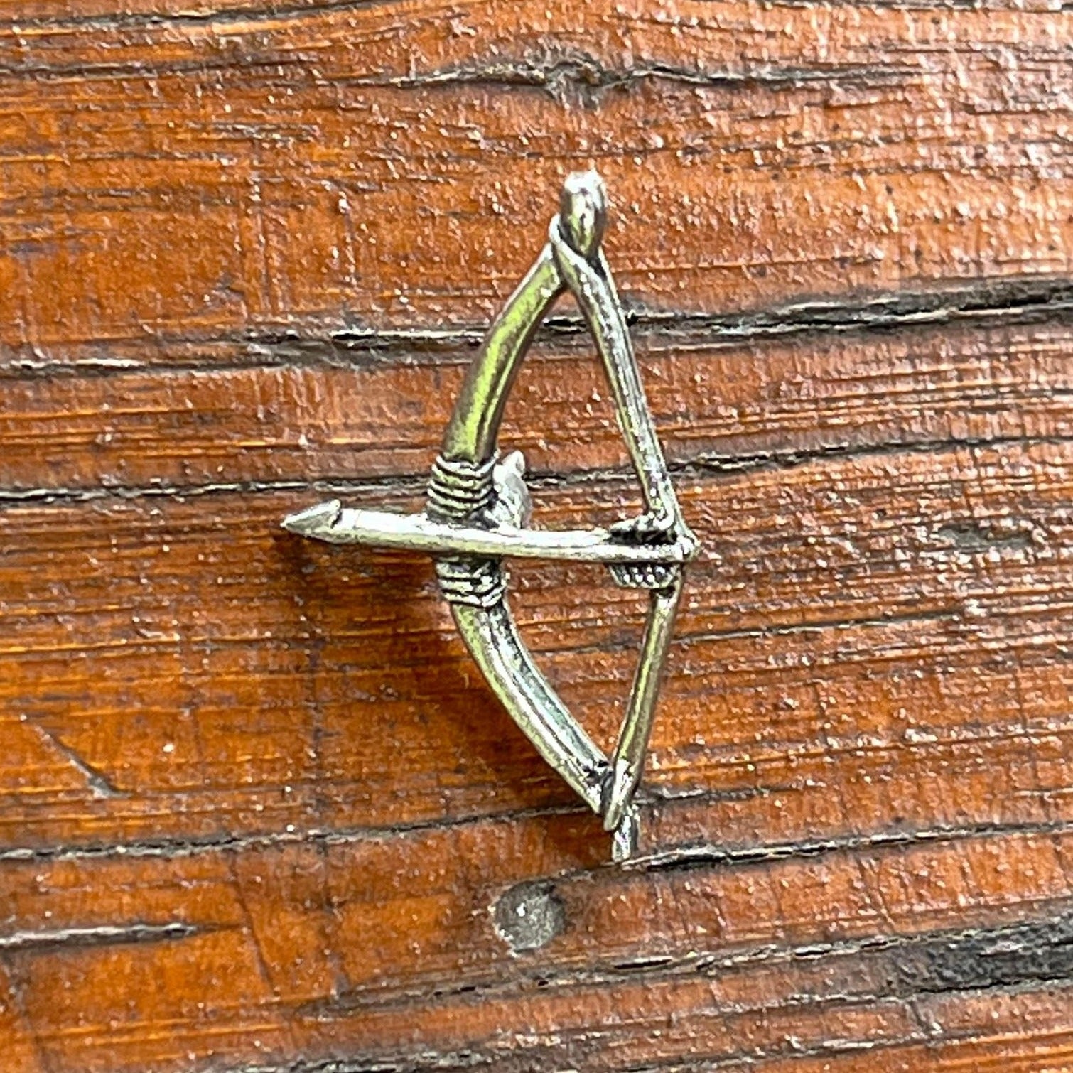Bow and Arrow Pin Badge (JW)